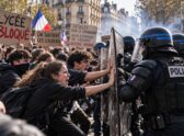 Protesta o bloqueo estudiantil en una calle o entrada de liceo francés, con señales de tensión (humo, vallas policiales) pero sin un hecho puntual ya confirmado visualmente por El Nexo