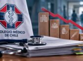 Pasillo o sala de espera de un hospital público chileno con pacientes de espaldas