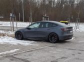 Un vehículo Tesla circulando en una calle de una ciudad europea con rasgos holandeses (ciclovías, arquitectura típica), evocando el contexto de la aprobación regulatoria del sistema de conducción asistida sin representar el hecho no fotografiable (la disputa por correos y la revisión regulatoria).
