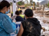 Punto de vacunación en terreno para voluntarios y trabajadores tras el aluvión en Las Condes